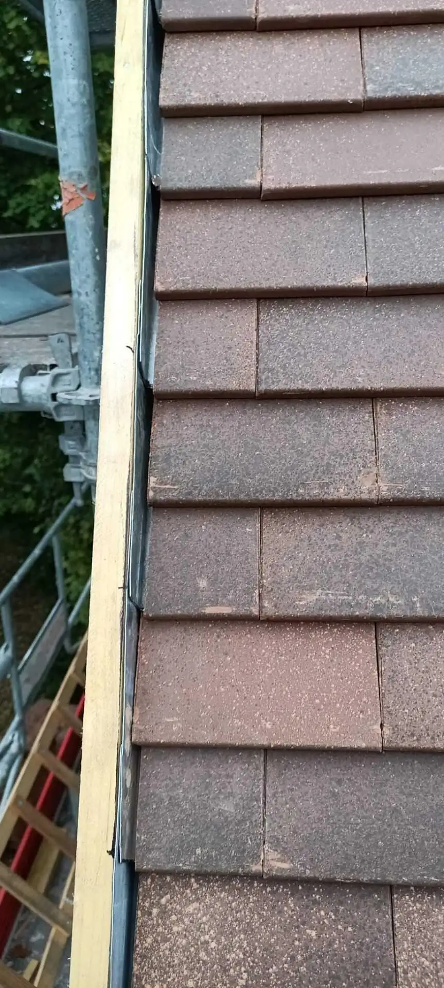 Finitions et détails de la toiture rénovée à Fontainebleau