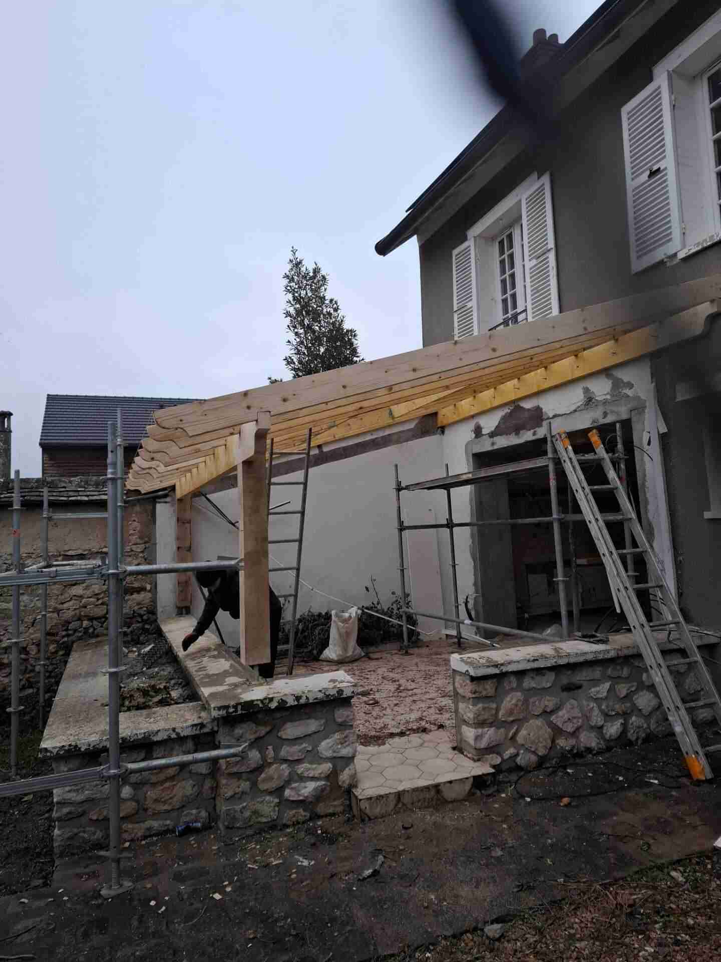 Construction de la charpente en bois de la nouvelle pergola