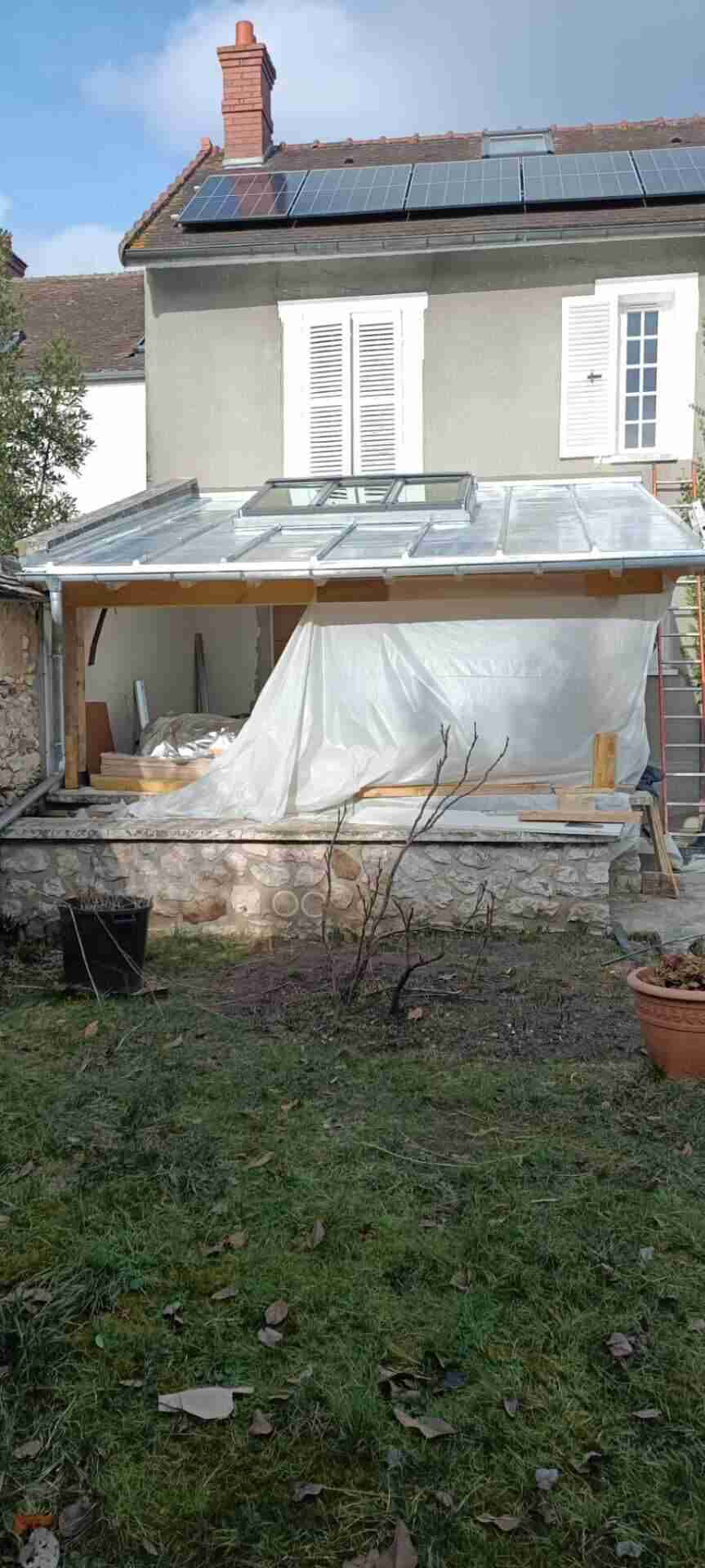Installation du toit en zinc sur la pergola à Montigny
