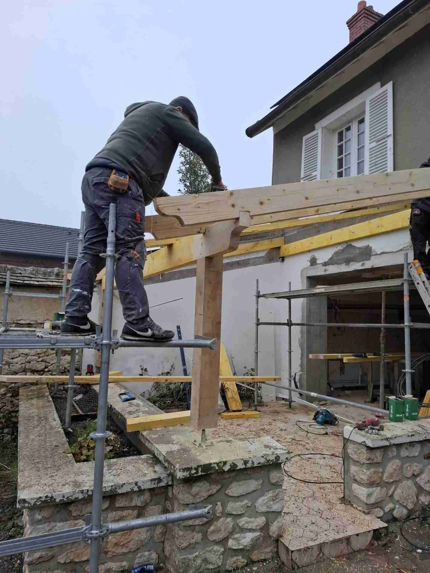 Travaux de pose de la toiture zinc avec fenêtres Velux
