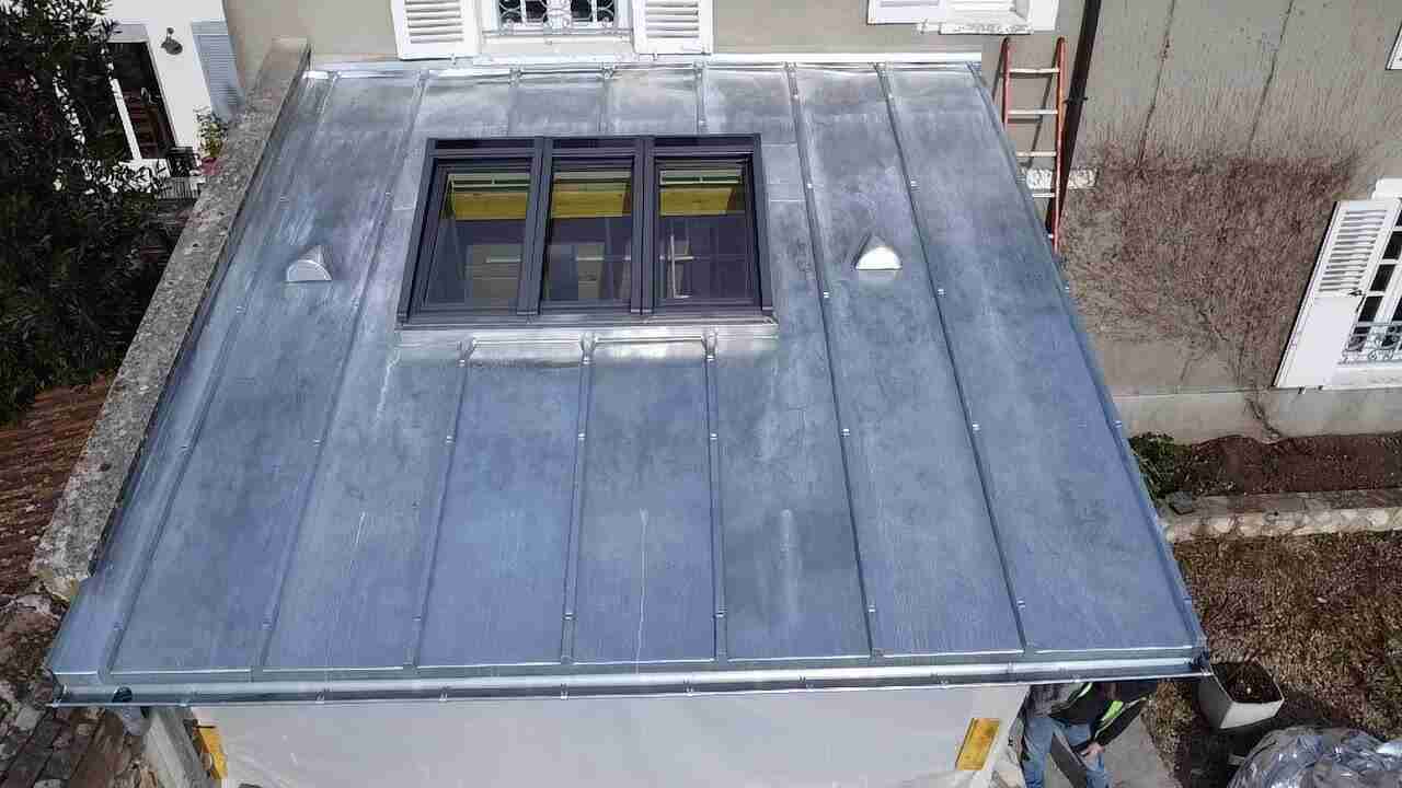 Vue finale de la pergola avec toit zinc et Velux installés