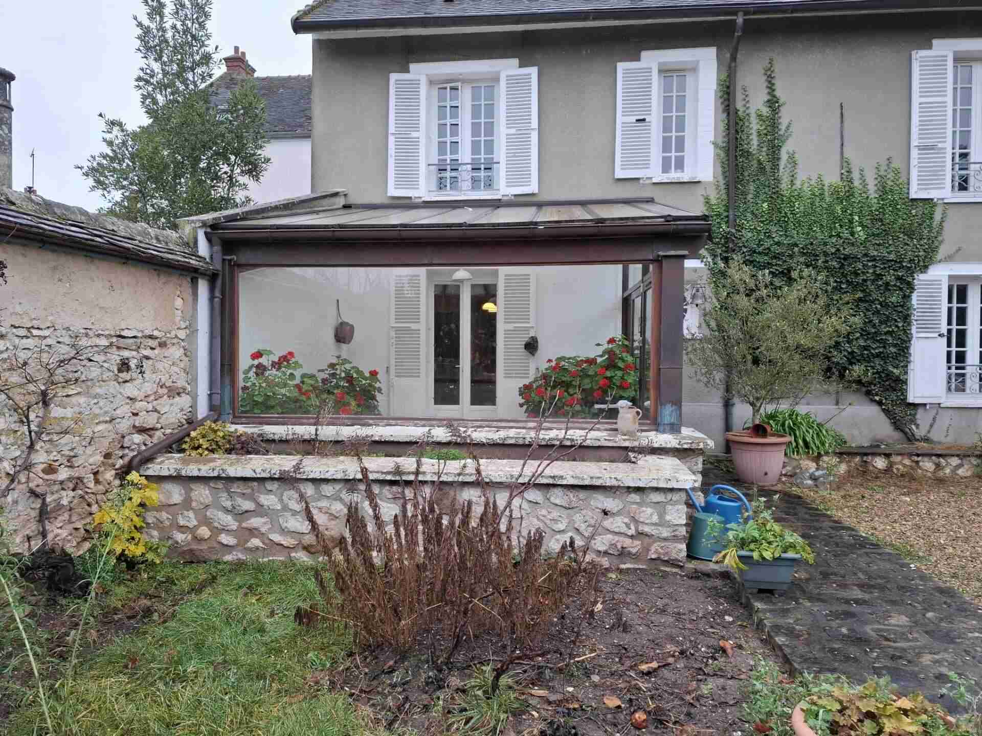 Pergola ancienne à Montigny-sur-Loing avant rénovation