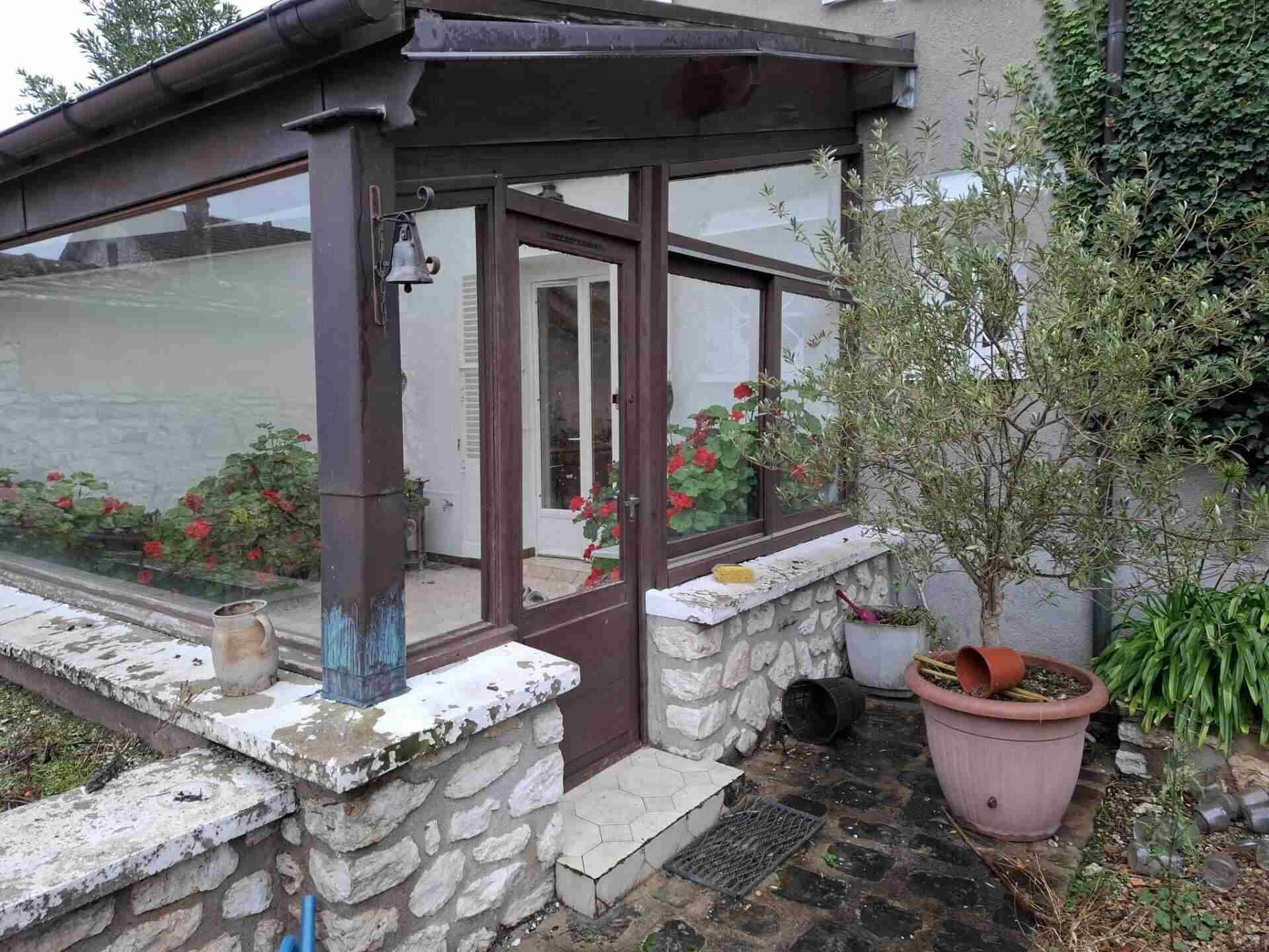 Vue détaillée de la pergola avant travaux à Montigny