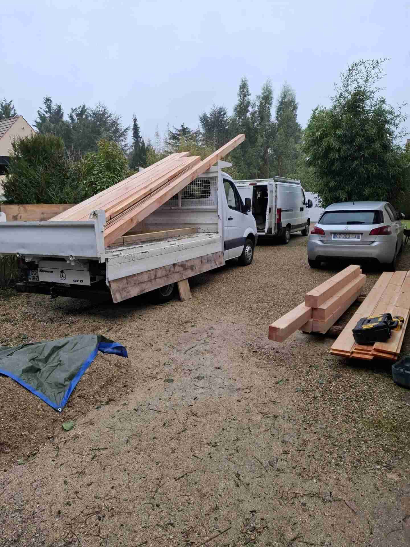 Livraison des matériaux en bois pour la pergola à Villemer