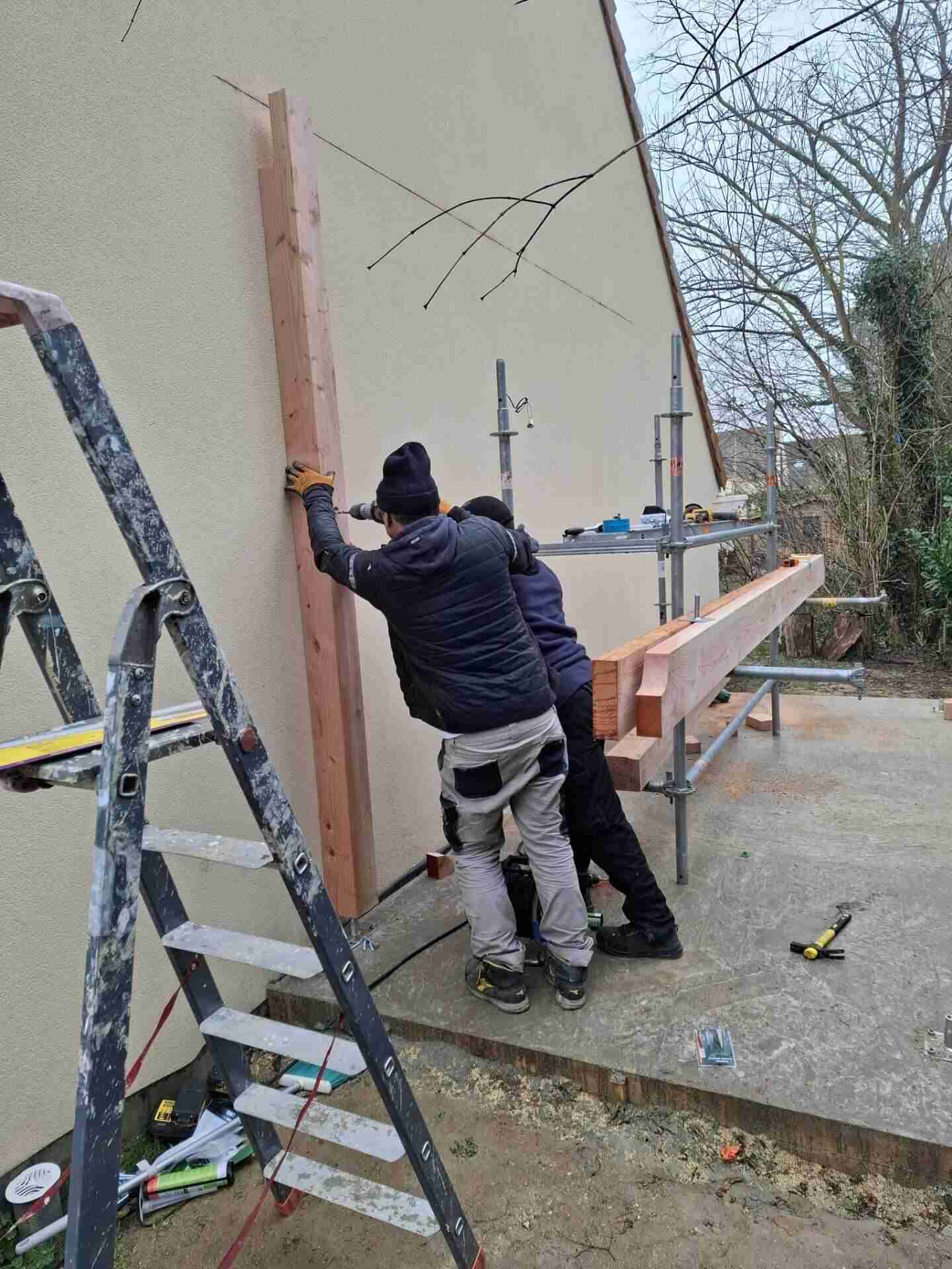 Installation des poteaux en bois de la pergola