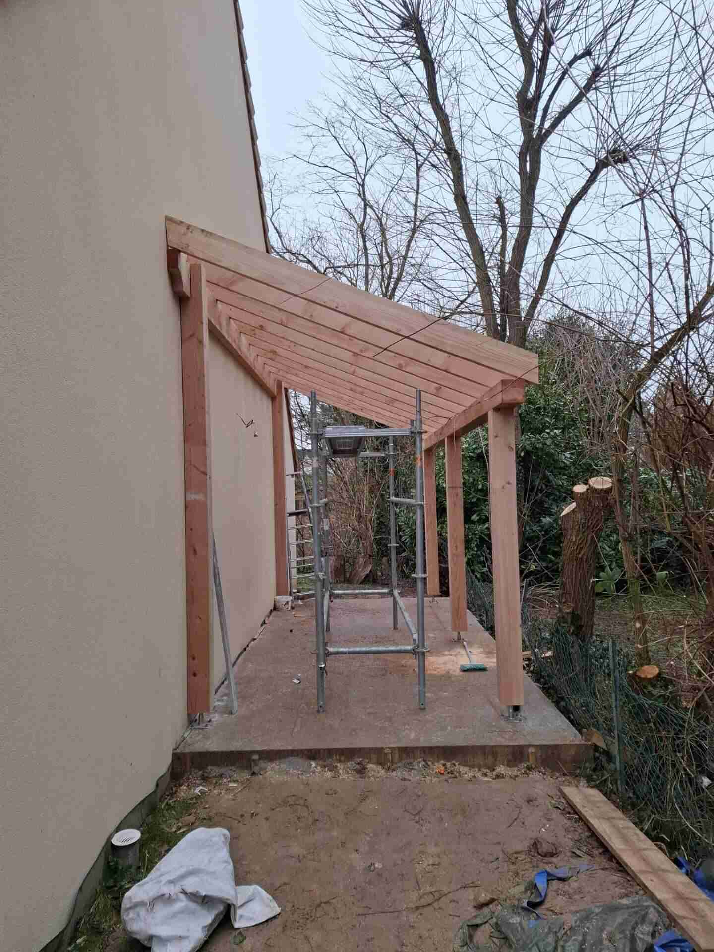 Vue de la charpente en bois de la pergola