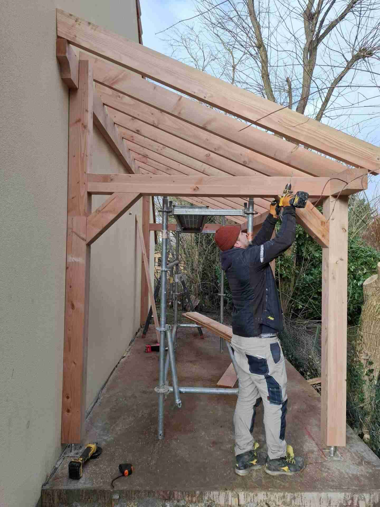 Travaux de finition sur la structure bois