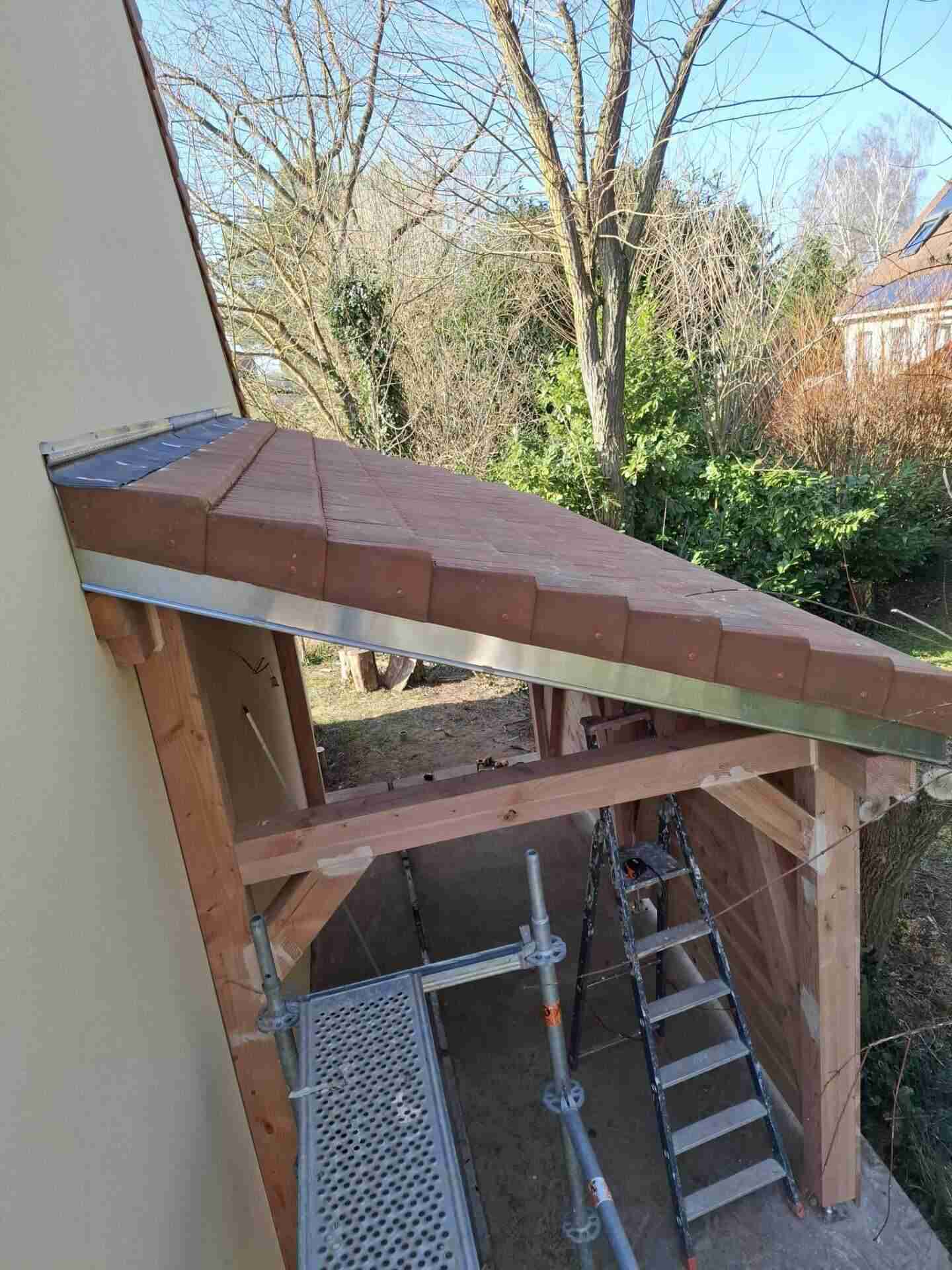 Vue détaillée de la toiture de la pergola en bois