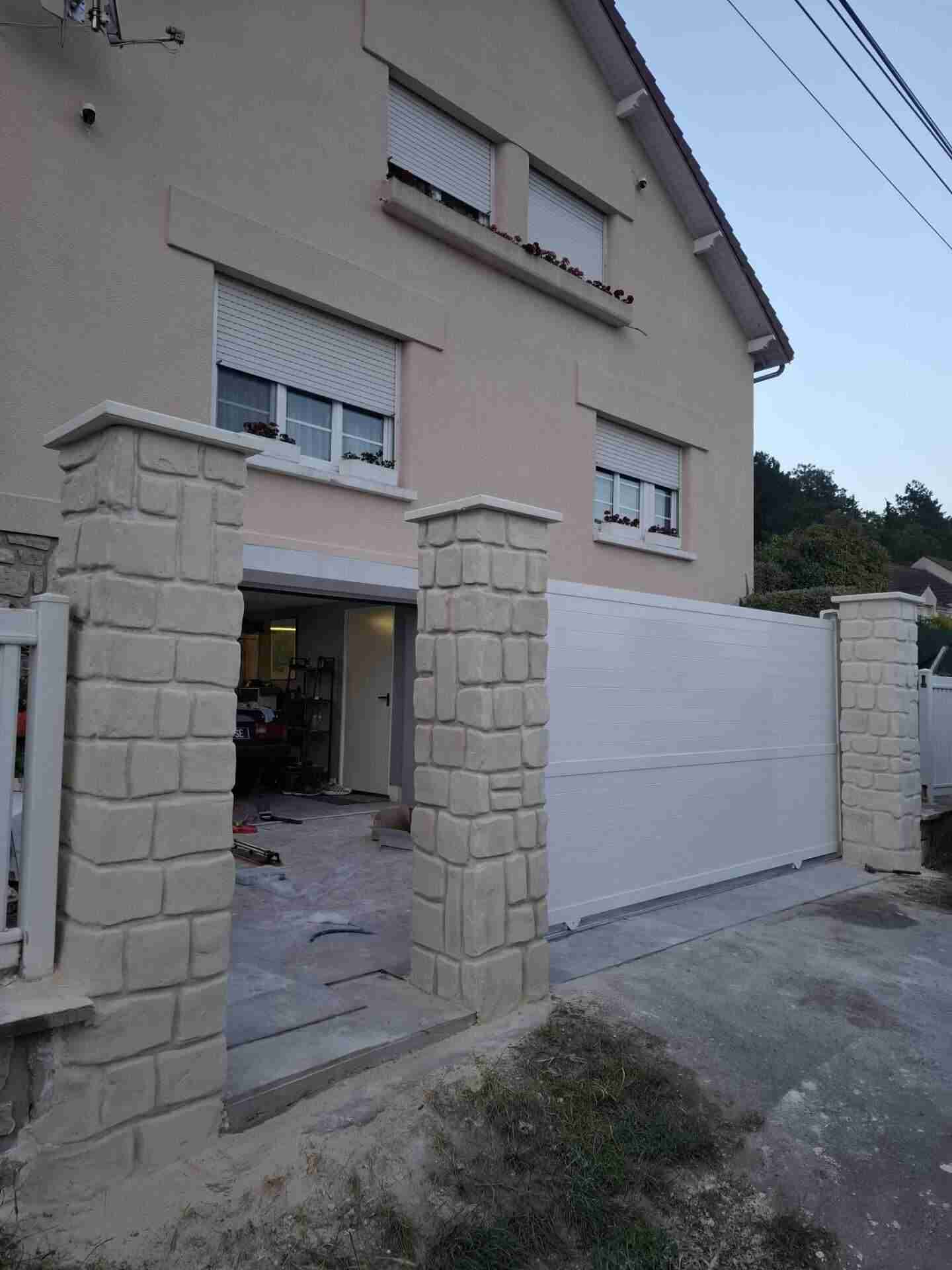 Portail sur-mesure installé avec piliers imitation pierre - Souppes-sur-Loing 77