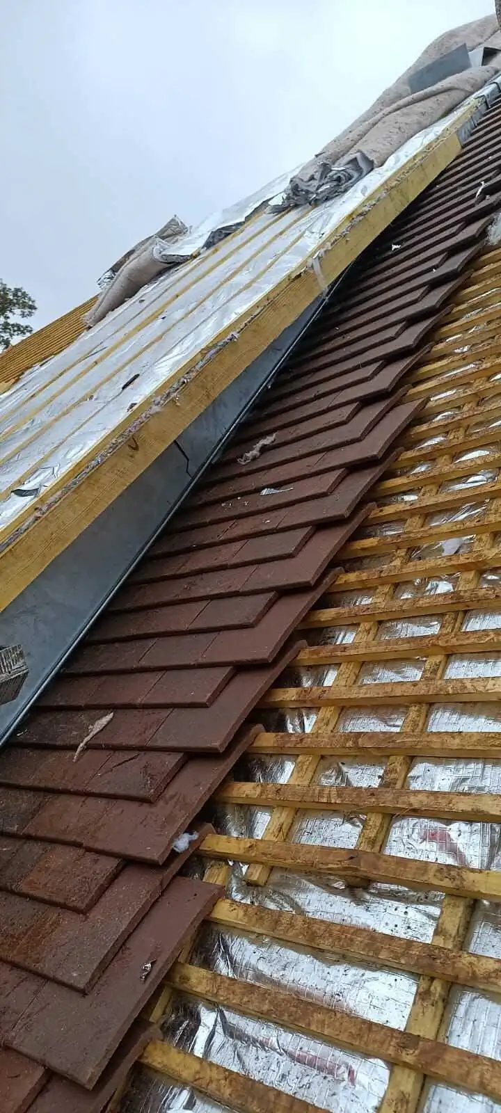 Pose des tuiles sur 200m² par notre entreprise couverture Fontainebleau