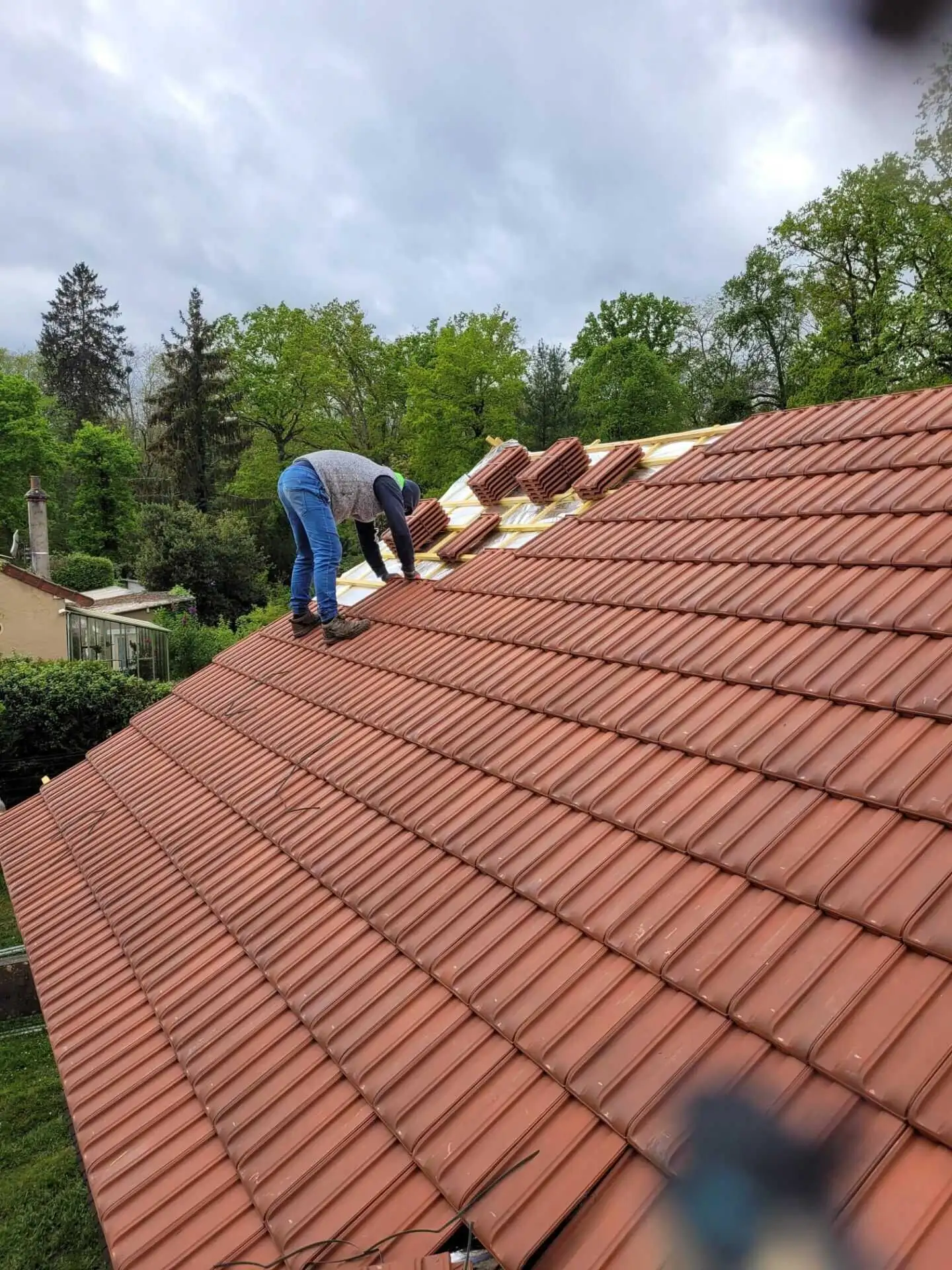 Pose de nouvelles tuiles par notre couvreur Fontainebleau 77